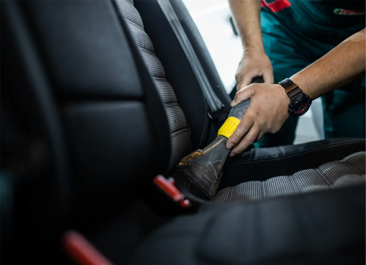 Głębokie pranie fotela samochodowego. Usuwanie plam z napojów i jedzenia z siedzeń auta.